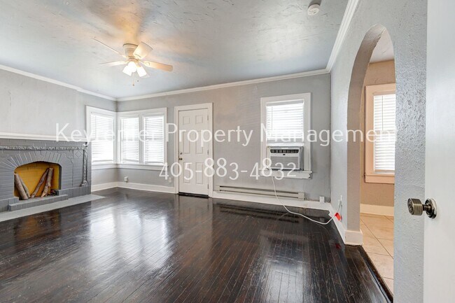 Building Photo - Charming 2-Bed, 1-Bath Upstairs Duplex Near the Paseo District