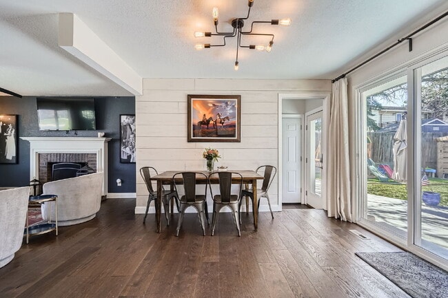 Building Photo - Available September! Charming House for rent in the Crest Club neighborhood!