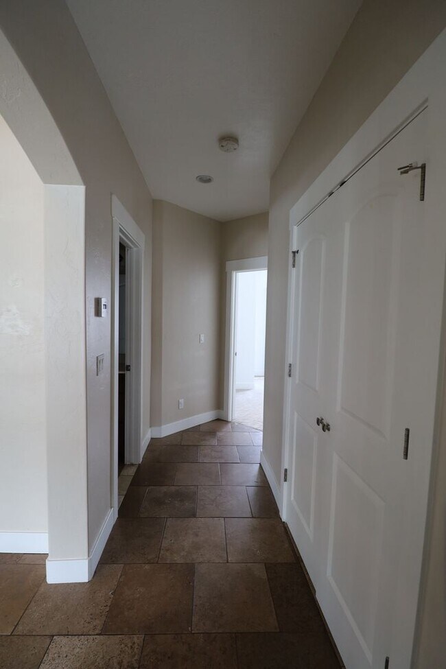 Building Photo - Large Pet Friendly House in the Foothills of Provo