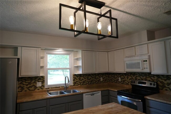 Building Photo - 17115 Kings Walk Ln