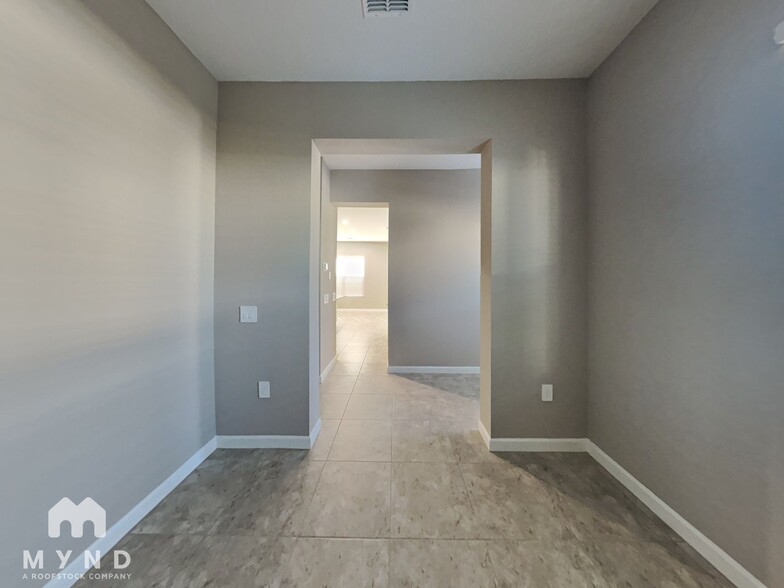 Building Photo - 4839 E Village Dr