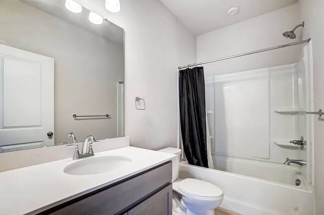 Building Photo - Move-in Ready Modern Townhome!!