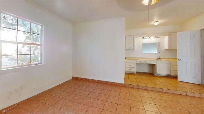 Building Photo - 2021 Gurley Ave