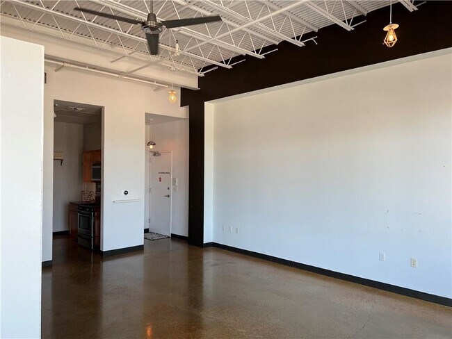 Building Photo - 2401 E 6th St