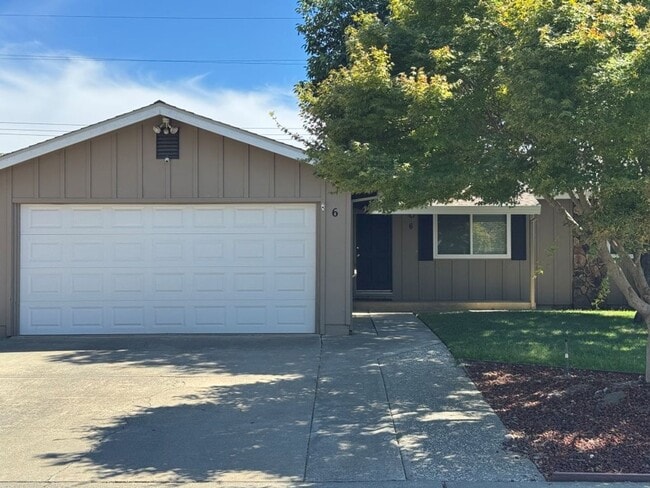 Building Photo - Charming 3 Bedroom Home with Foothill Views