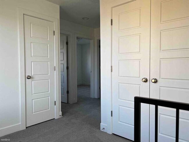 Building Photo - 4 br, 3.5 bath Townhome - 2021 South Sawmi...