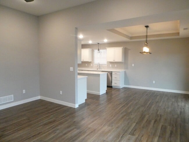 Building Photo - 3 Bedroom 2 Bath Home- Off Green Meadows Rd