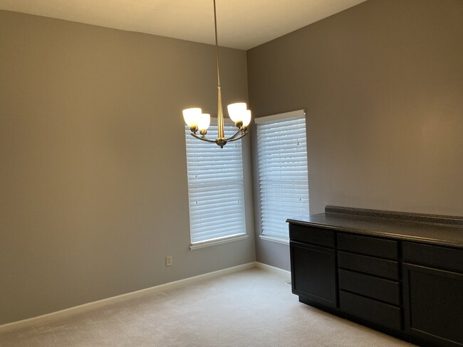 Spacious diningroom - 8520 Chester Pky