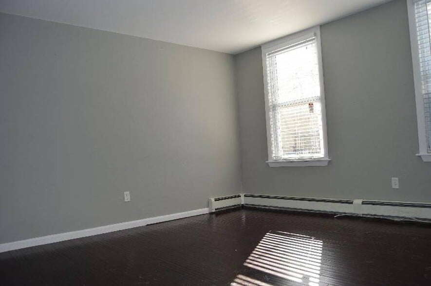 Large living room w/coat closet and ceiling fan - 126 Everett St
