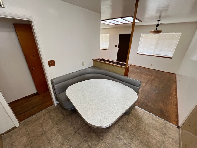 Building Photo - 215 S D St