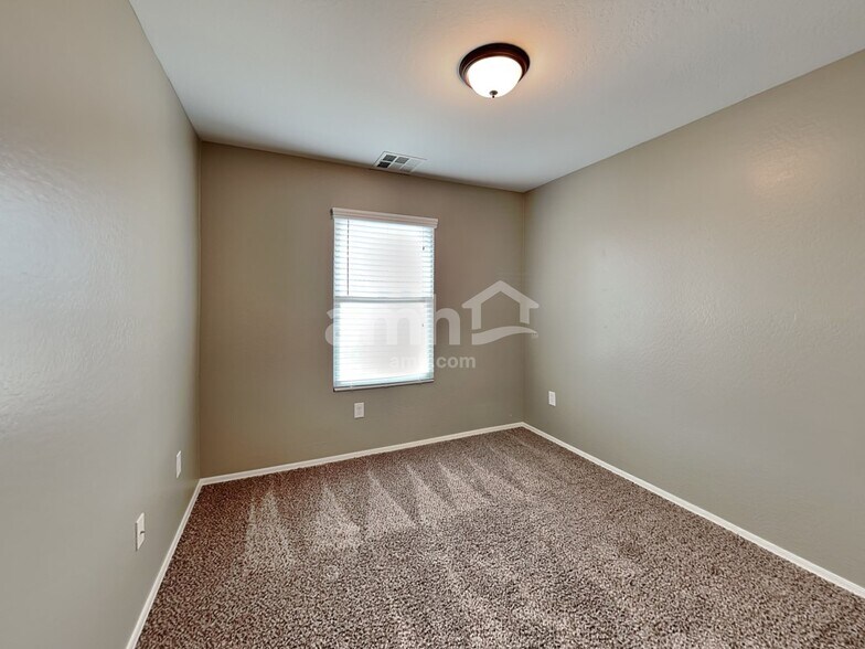 Building Photo - 889 S Storment Ln