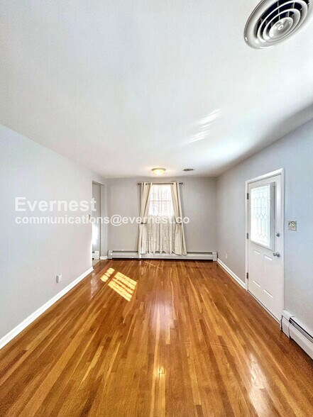 Building Photo - 2116 Oakwood Ln