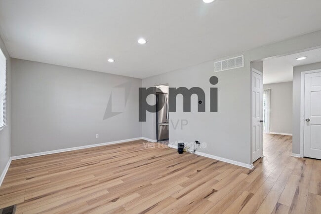 Building Photo - 3027 Rotunda Ct S