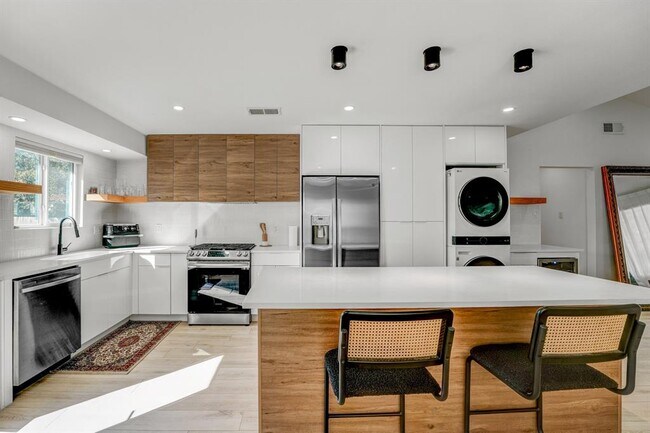 Building Photo - 3217 Oak Alley