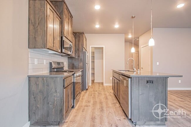 Building Photo - 12323 NE 116th Way