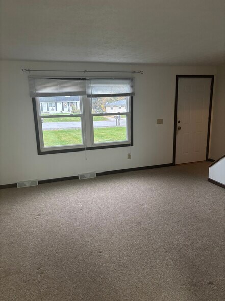 Building Photo - 2960 Thackeray Ave NW