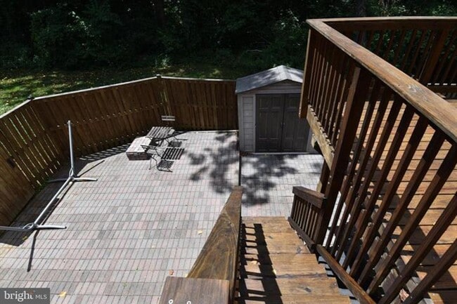 Building Photo - Set within the sought after community of Runnymeade, this beautifully maintained townhome offers ...