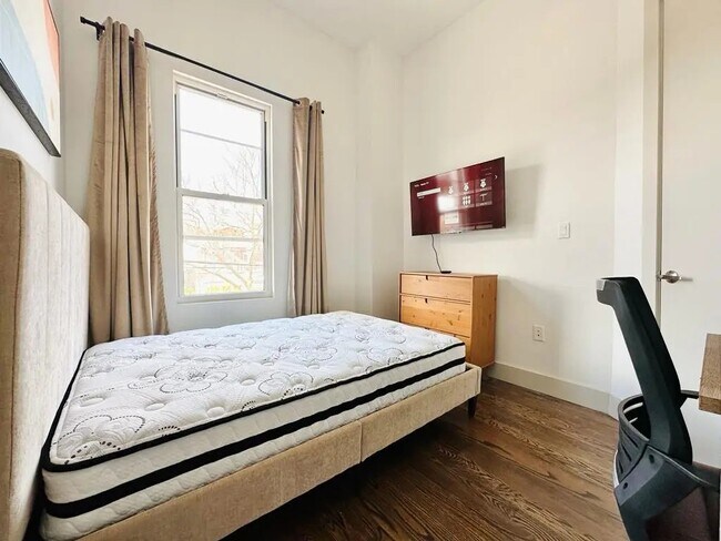 Building Photo - Furnished room/NOT APARTMENT