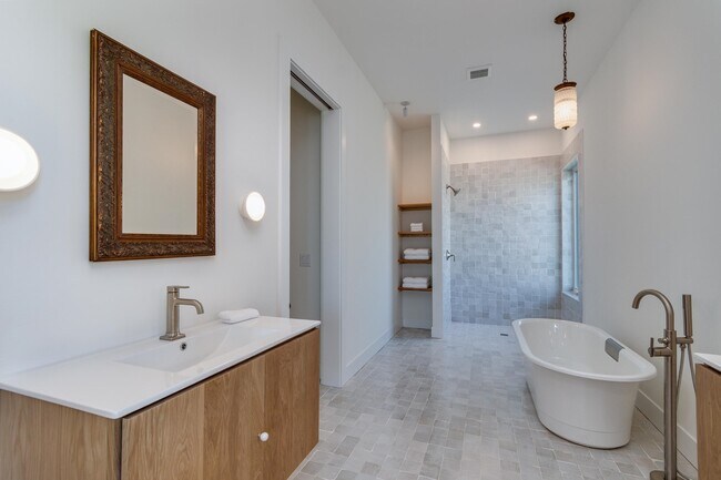 Building Photo - 4043 Serenbe St