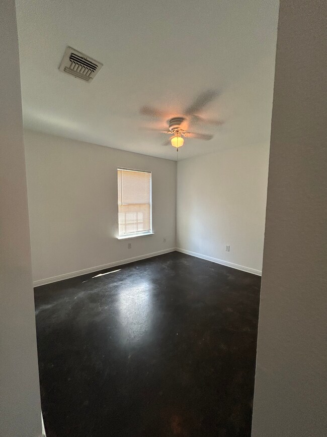 Building Photo - Loy Duplex