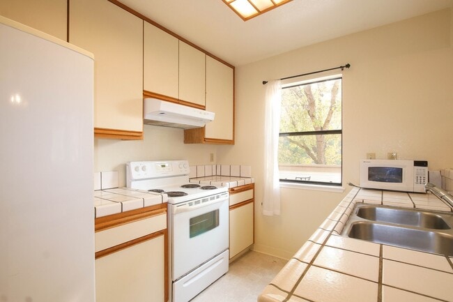 Building Photo - 2 bedroom 2 bath Condo in great neighborhood $3500