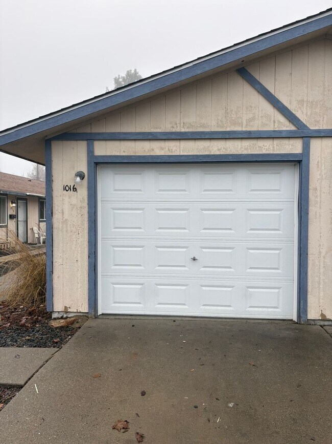 Building Photo - MP149 - 1014-1016 E Crown Ave