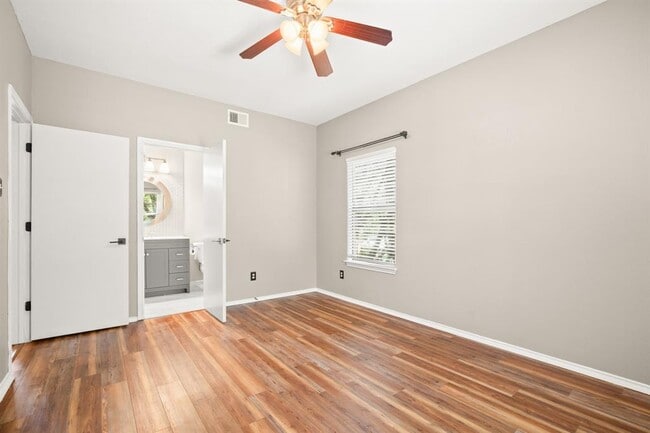 Building Photo - 4711 Spicewood Springs Rd