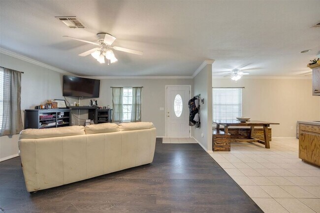 Building Photo - 205 Lincoln St