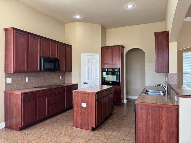 Building Photo - Beautiful 4 Bed/3 Bath Home For Lease In Z...