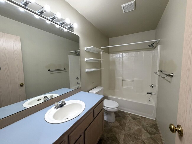 Building Photo - Charming Gleneagle Rambler – Prime Arlington Location