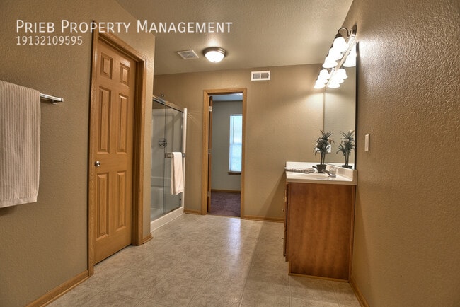 Building Photo - 824 S Woodson Ct