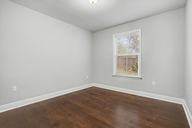 Building Photo - HEART OF DAPHNE!