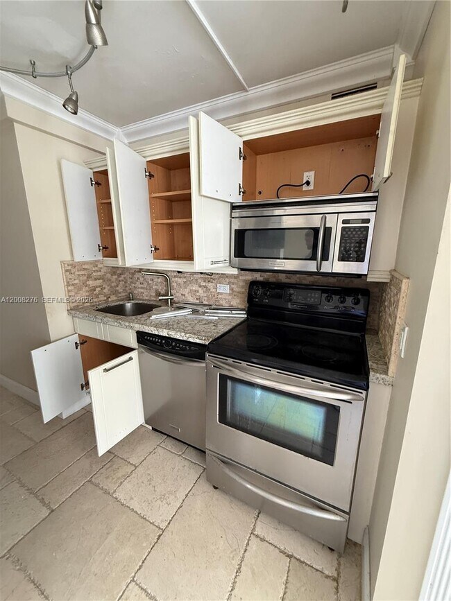 Building Photo - 5313 Collins Ave