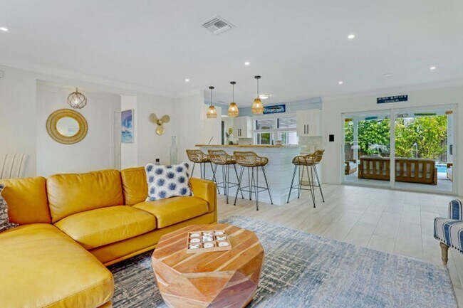 Building Photo - 9 W Riverside Dr