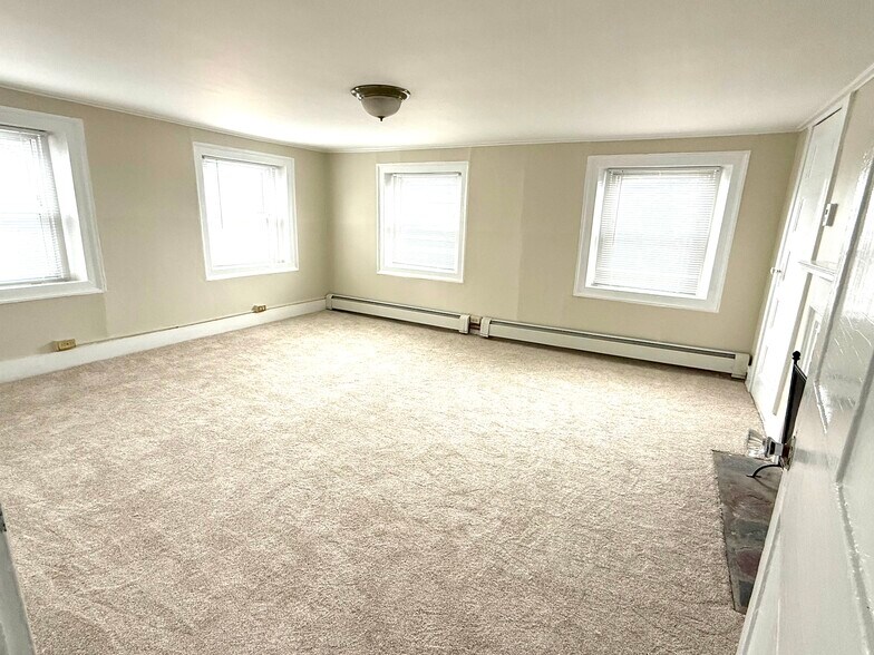 Building Photo - 10 Mall St