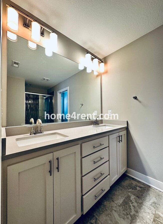 Building Photo - Stunning, Maintenance Free Townhome in Desoto w/ an Elegant Kitchen and Wood Floors Throughout!