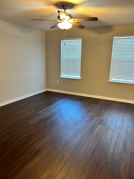 Building Photo - 8218 Halls Hammock Ct