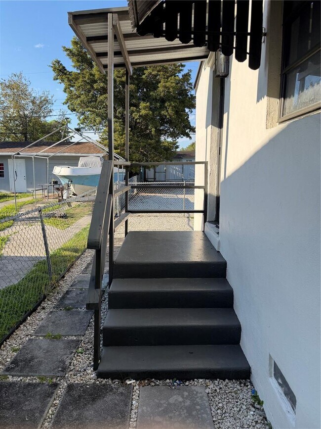 Building Photo - 217 E 48th St