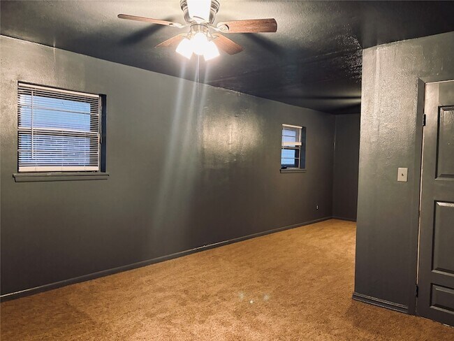 Building Photo - 415 Zinn Dr