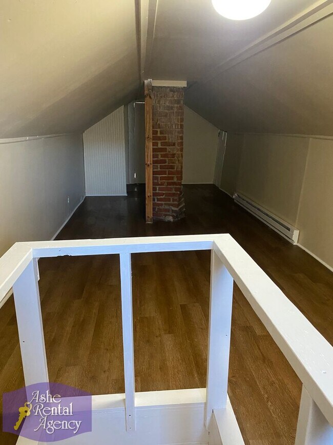 Building Photo - Quaint Cottage Walking Distance to Downtown West Jefferson