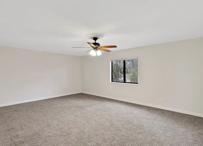 Building Photo - Spacious living, large yard, off street parking.  Available 11/5 Move In