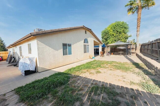 Building Photo - 2455 W Roby Ave