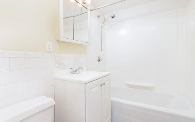 Building Photo - 1025 Hancock St