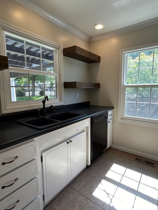 Building Photo - NEW LISTING In Desirable N. Richland Neigh...