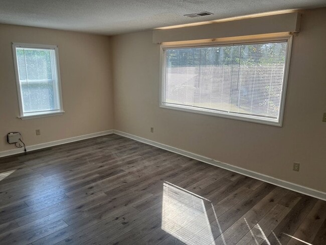 Building Photo - 411 Cattleman Dr NE