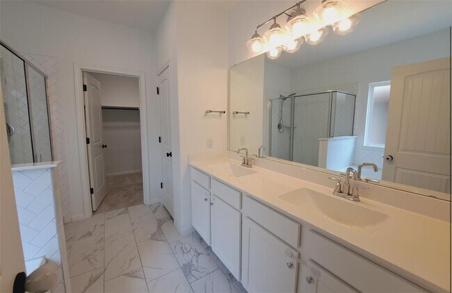 Building Photo - 2633 Danbury Ln