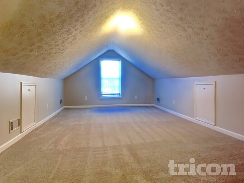 Building Photo - 3021 Tennyson Dr