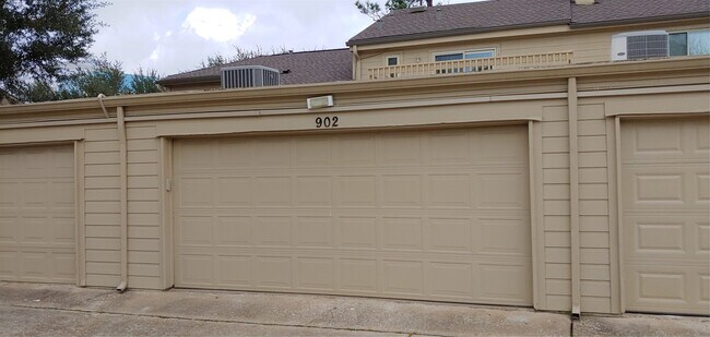 Building Photo - 902 Memorial Village Dr