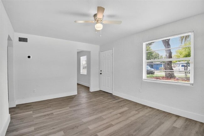 Building Photo - 2425 Anastasia Dr