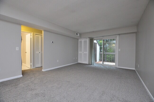 Building Photo - 710 Twin Circle Dr